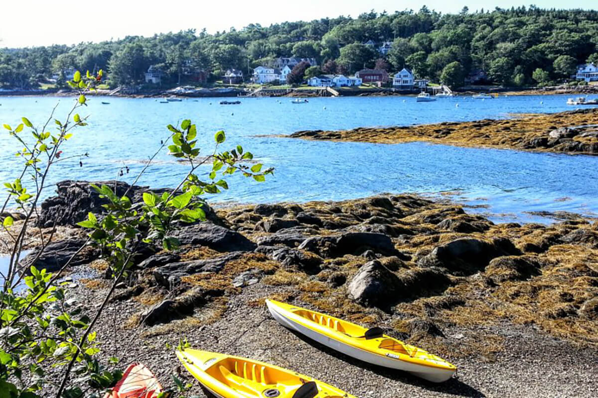 Paradise-Cottage-Kayaks-on-the-pebble-bach